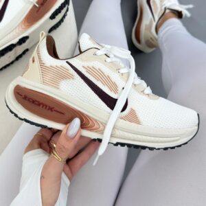 Tênis Nike Vomero 18 - Off \ Marrom