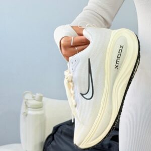 Tênis  Nike Vomero Plus  - Off- White