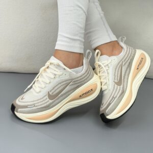 Tênis  Nike Vomero Plus  - Bege